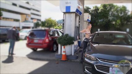 Topless Hottie Shows Big Natural Tits